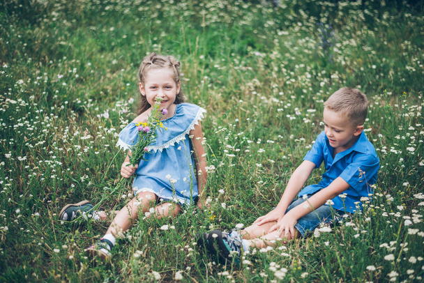 Poika ja tyttö kukissa
 - Valokuva, kuva