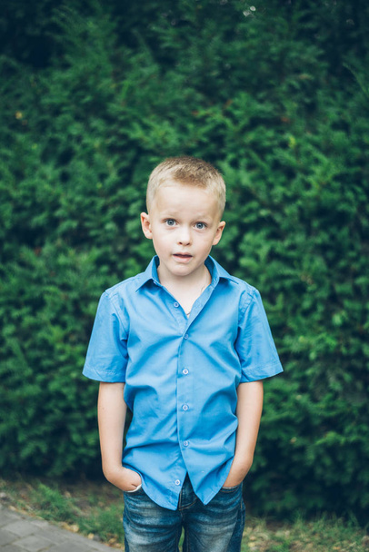 μικρό αγόρι πορτρέτο στο πάρκο - Φωτογραφία, εικόνα