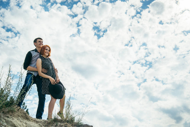 młody mężczyzna z kobietą stoi na wzgórzu i patrzy prosto - Zdjęcie, obraz