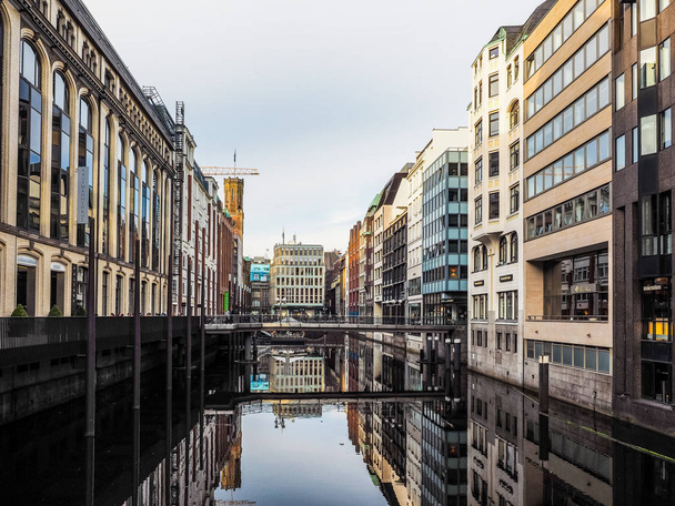 Canal Bleichenfleet em Hamburgo hdr
 - Foto, Imagem