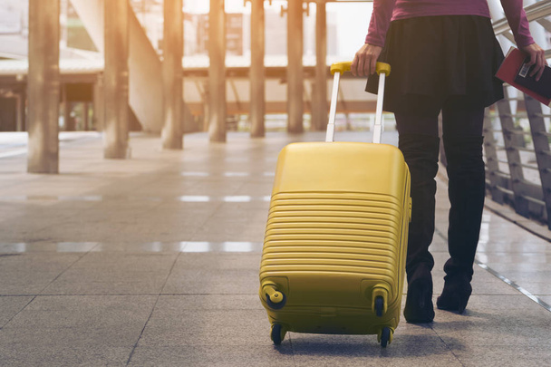 Nő traveller repülőtérre sétány. Utazási koncepció. - Fotó, kép