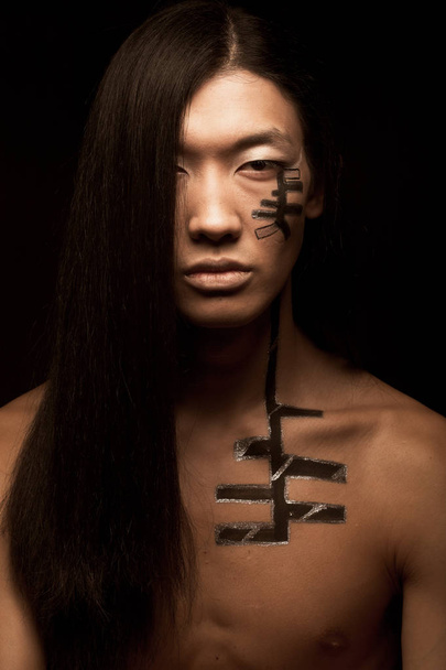 Ασιατικές άνδρα με μακριά μαλλιά - Φωτογραφία, εικόνα