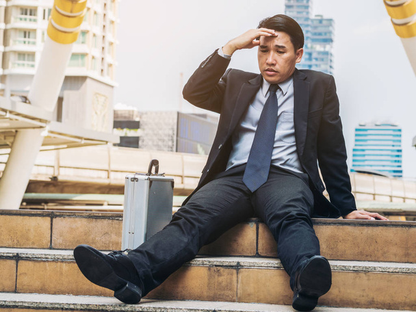 Zoufalý podnikatel beznadějně sedí na podlaze schod - Fotografie, Obrázek