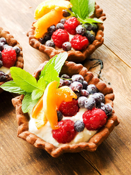 Tartlets with cheese and berries - Foto, Imagen