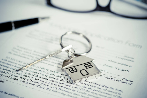 Aplicación hipotecaria con llave de la casa
 - Foto, Imagen