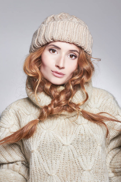  beautiful Woman in winter hat - Foto, Imagem