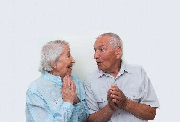 O casal de idosos no fundo do estúdio
 - Foto, Imagem