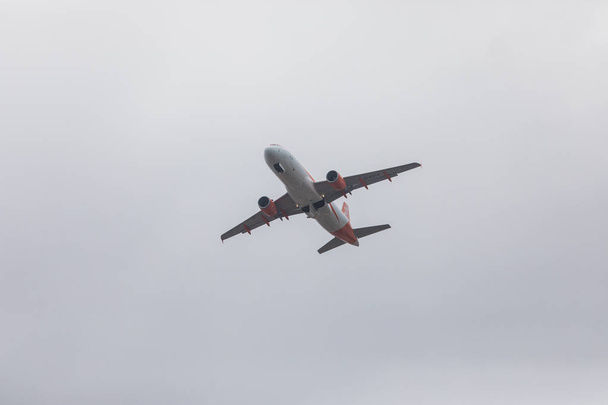 FARO, PORTUGAL - Juny 24, 2017 : easyjet Flights aeroplane departure from Faro International Airport.  - Foto, afbeelding