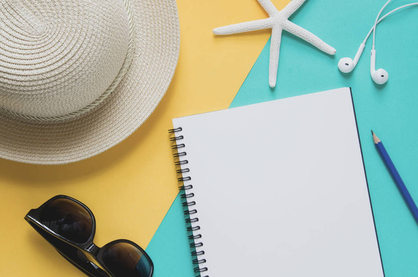 Taccuino bianco con cappello di paglia, occhiali da sole, stelle marine, matita, e
 - Foto, immagini
