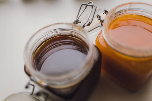 sweet honey in glass jars - Foto, afbeelding