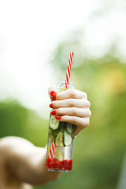 Jasné letní osvěžující nápoj v ruce - Fotografie, Obrázek