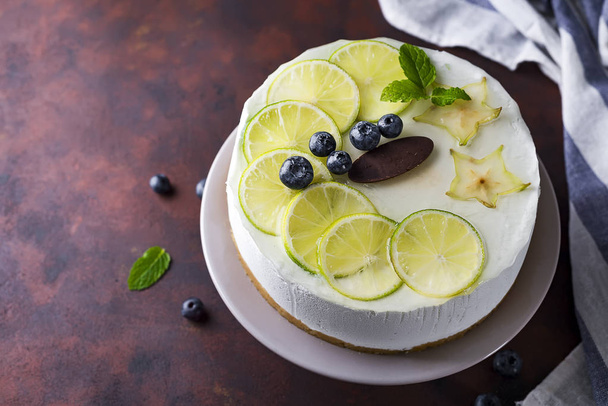 Citroen yoghurt mousse taart - Foto, afbeelding