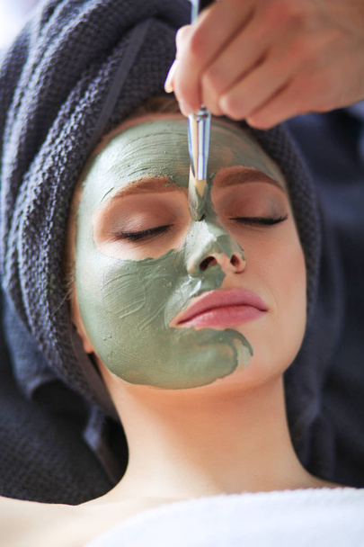 Beautiful woman having mask , lying on spa . Woman. Spa salon - Foto, immagini