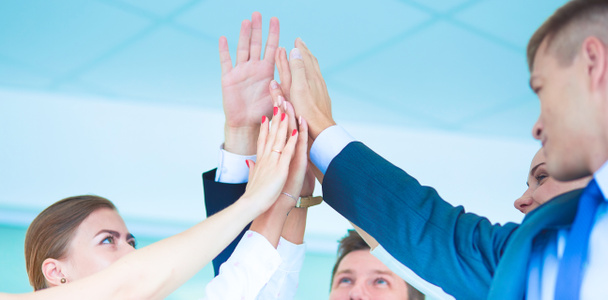 Gente de negocios con las manos juntas en un círculo
 - Foto, imagen