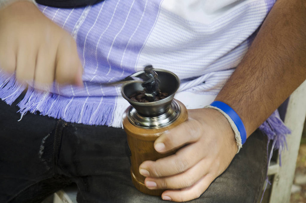 Thajci používají starožitný ruční kávu mlýnky z kávy pro s - Fotografie, Obrázek