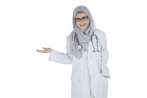 Muslim doctor is showing something on studio - Foto, imagen