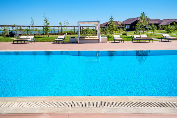 Moderna piscina de lujo al aire libre
 - Foto, imagen