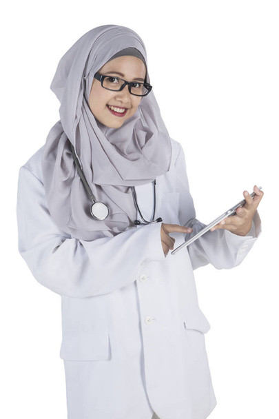 Muslim doctor with digital tablet on studio - Zdjęcie, obraz