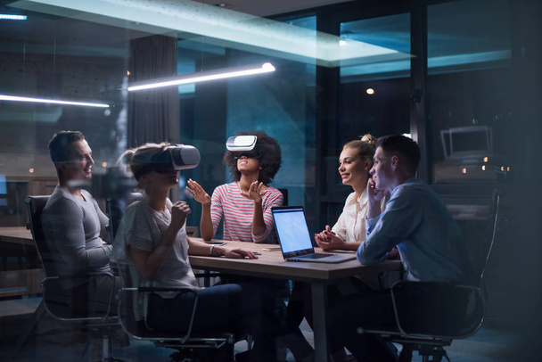 Multiethnic Business team using virtual reality headset - Foto, Imagem