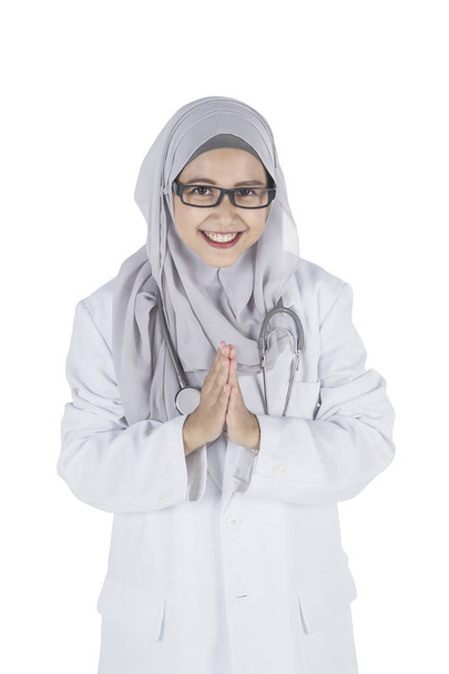 Muslim doctor with welcoming gestures on studio - Foto, Bild