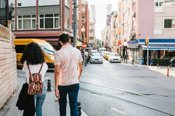 イスタンブールの街を歩いている若いカップル。都市型のライフ スタイル。ルーチン、ダウンタウン。トルコでの生活. - 写真・画像