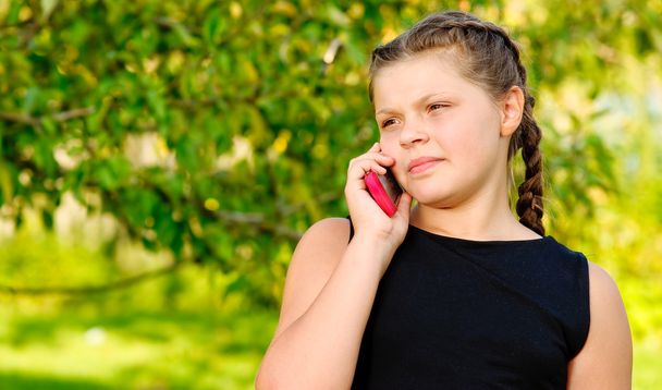 Girl speaks on cellular telephone - Фото, зображення