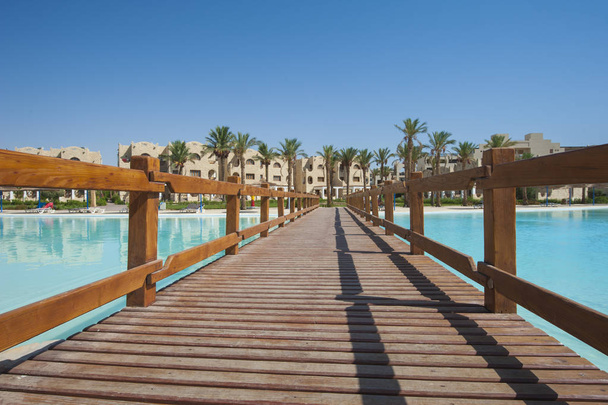 Velký bazén s dřevěným mostem v Luxusní tropický hotel - Fotografie, Obrázek