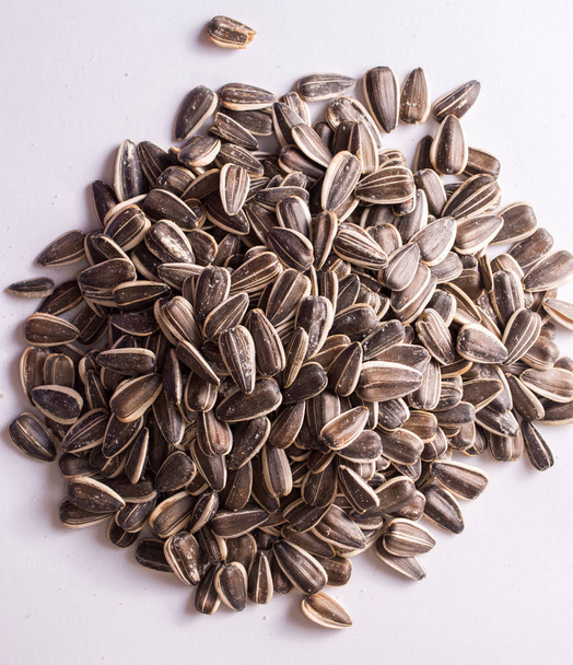 semillas de girasol sobre fondo blanco - Foto, imagen