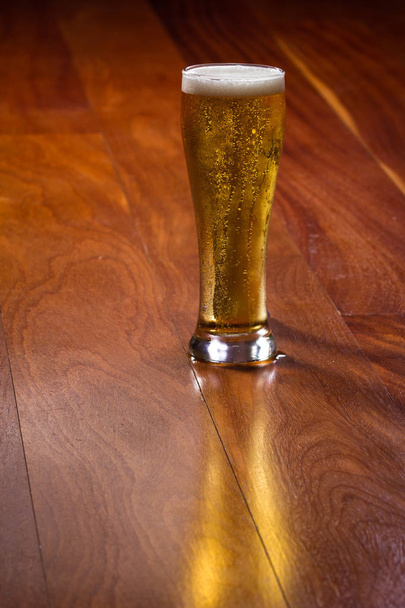 Golden ale σε μια πίντα - Φωτογραφία, εικόνα