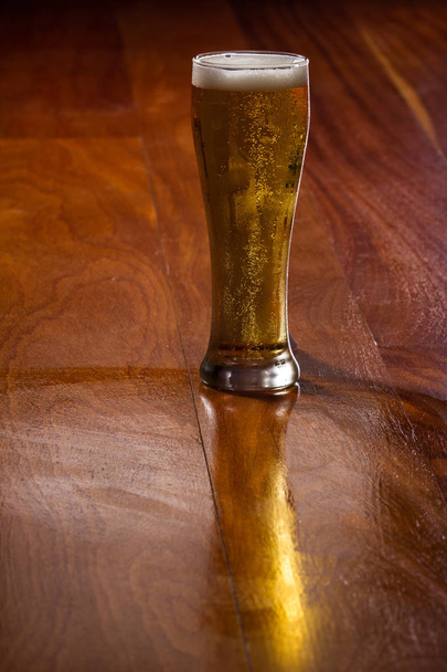 Golden ale σε μια πίντα - Φωτογραφία, εικόνα