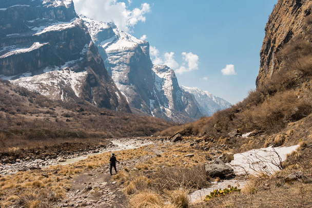 dağda yalnız bir trekking kadın - Fotoğraf, Görsel
