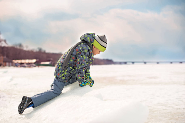 Niño feliz jugando en la nieve
 - Foto, Imagen