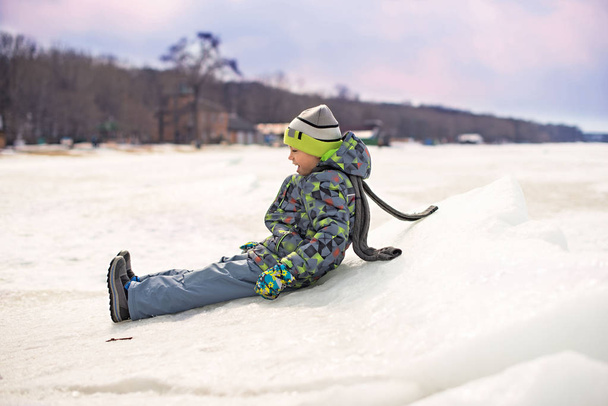 Niño feliz jugando en la nieve
 - Foto, Imagen