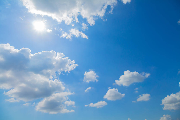 μπλε ουρανός και σύννεφα - Φωτογραφία, εικόνα