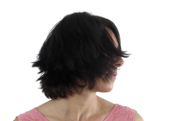eine Frau bewegt ihren Kopf auf weißem Hintergrund - Foto, Bild