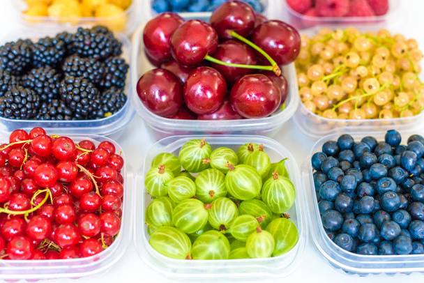 Collage di diversi frutti e bacche isolate su bianco. Mirtilli, ciliegie, more, uva, fragole, ribes. Raccolta di frutta e bacche in una ciotola. Vista dall'alto
 - Foto, immagini