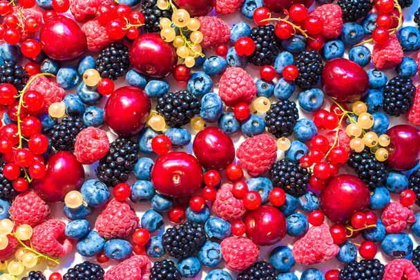Fruits d'été et baies. 6 types de baies vierges biologiques - framboises mûres bleuets fraises groseilles groseilles à maquereau
. - Photo, image