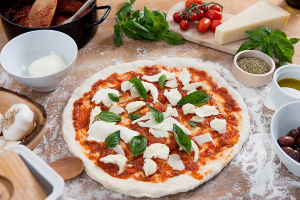 свіжа домашня піца
  - Фото, зображення