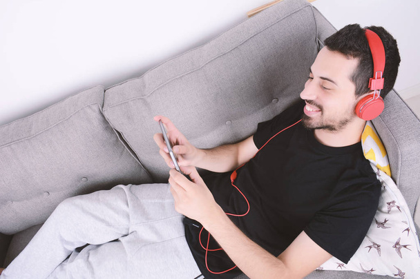 Man listening music with tablet. - Φωτογραφία, εικόνα