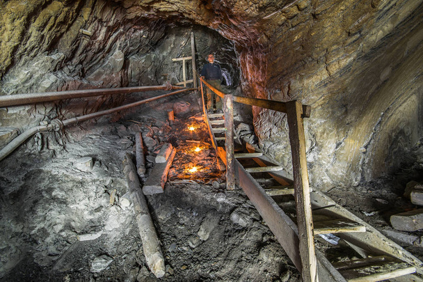 Ανθρακωρύχος στο υπόγειο ορυχείο με φως στο ορυχείο Stebnyk, Ουκρανία - Φωτογραφία, εικόνα