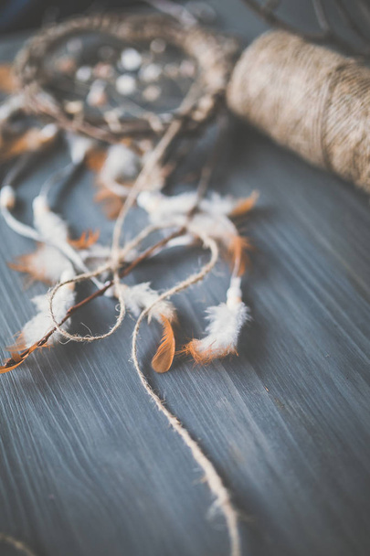 dream catcher with branches and feathers - Foto, Bild