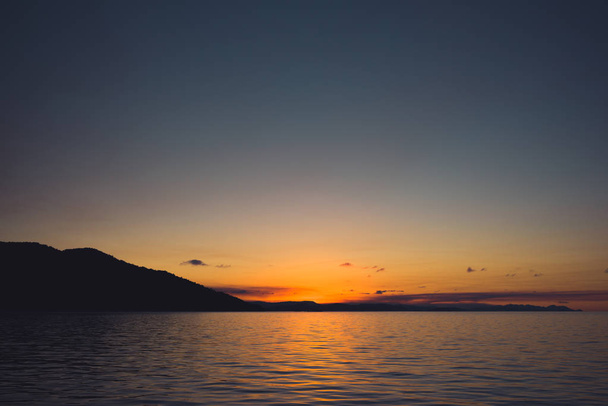 A bright, unforgettable sunset over the horizon line observed fr - Φωτογραφία, εικόνα