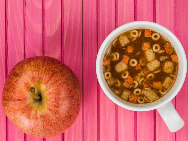 Coupe de soupe instantanée Minestrone
 - Photo, image