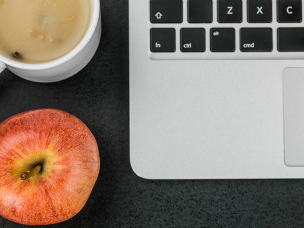 Чашка грибного супа с красным яблоком и ноутбуком
 - Фото, изображение