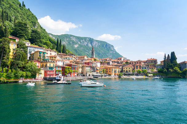 vista de la colorida ciudad Varenna, Lago como, Italia
 - Foto, Imagen