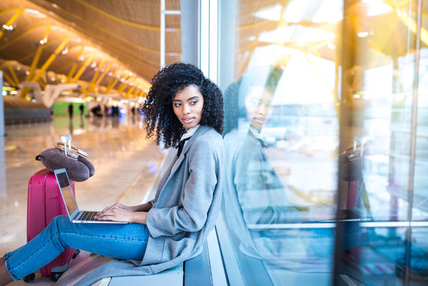 černá žena pracovat s notebookem na letišti čeká na wi - Fotografie, Obrázek