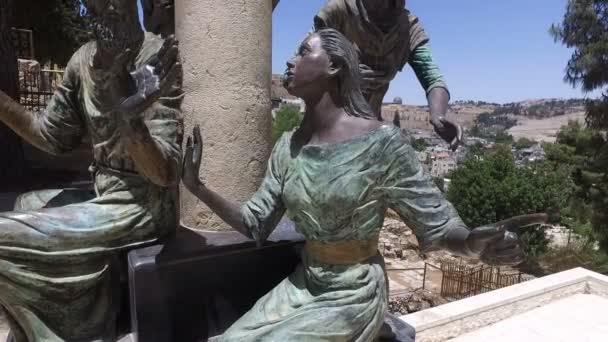 Langzame Pan oude standbeelden van St. Peter en dienaar meisje - Video