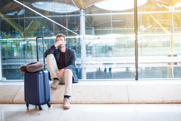 Zdenerwowany mężczyzna, smutny i zły na lotnisku jego lot jest opóźniony - Zdjęcie, obraz
