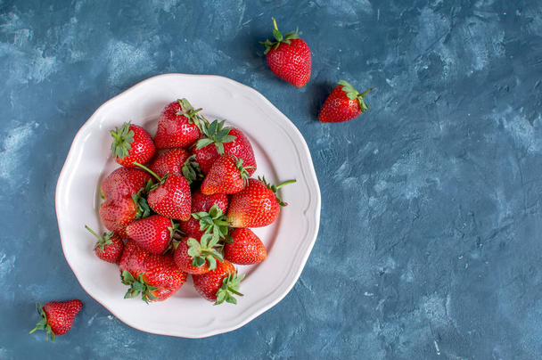 Strawberries on a plate - Фото, зображення