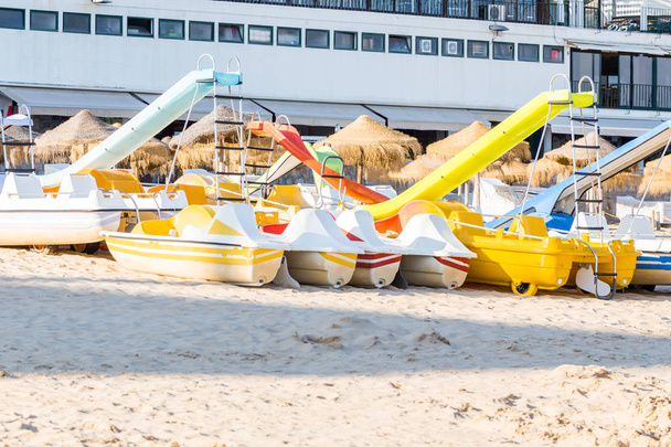 pedaal catamarans voor actieve recreatie op zand strand  - Foto, afbeelding